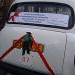 Le "Taxi Blanc" de TaxiFun à Montargis Père Noël voiture de Noël location taxi anglais avec chauffeur événement