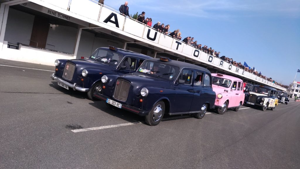 Montlhéry piste autodrome taxi anglais rose TaxiFun car parade anneau de vitesse 60 ans du taxi anglais événement