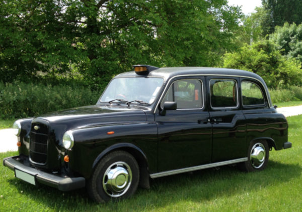 taxi anglais noir sur herbe prise de vue en trois quart avant gauche