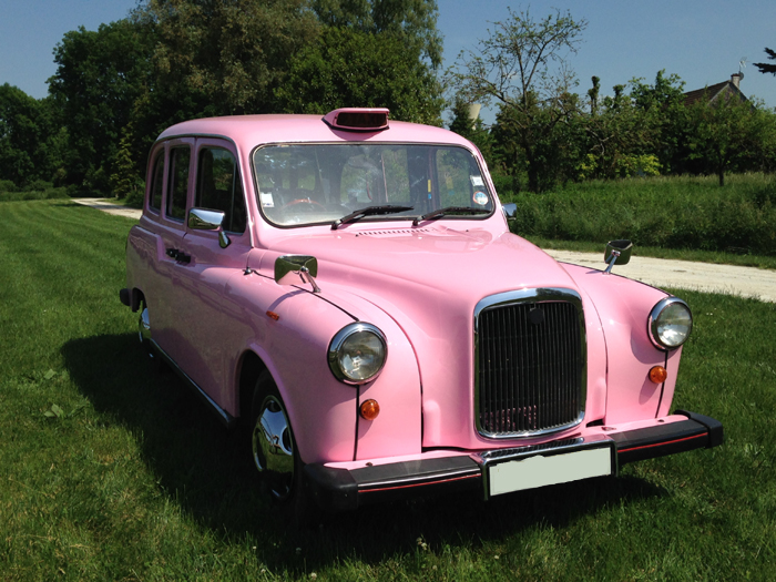 TaxiFun- le seul taxi anglais rose Fairway de France participe à Octobre Rose à Etréchy taxi anglais rose action commerciale prévention contre le cancer du sein