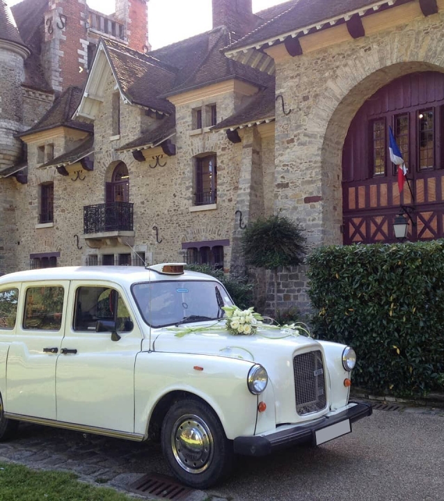 taxi anglais blanc voiture de mariage Abbaye Royale Notre Dame de Cercanceaux location taxi anglais Cathédrale d'Auxerre