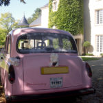 taxi anglais rose unique en France location taxi anglais mariage wedding black cab rose événement