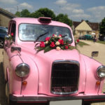 taxi anglais rose unique en France location taxi anglais mariage wedding black cab rose événement