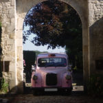 taxi anglais rose unique en France location taxi anglais mariage wedding black cab rose événement