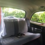 taxi anglais blanc white wedding cab voiture de mariage vec chauffeur décoration pour mariage noeuds de mariage tulles blancs