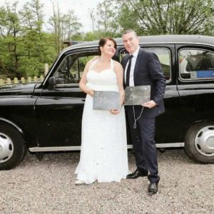 TaxiFun Les mariés avec leur voiture de mariage taxi anglais noir location avec chauffeur