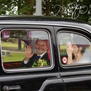 TaxiFun Mariage en taxi anglais noir Black Cab mariée et son père à bord du taxi anglais qui les amene à la mairie