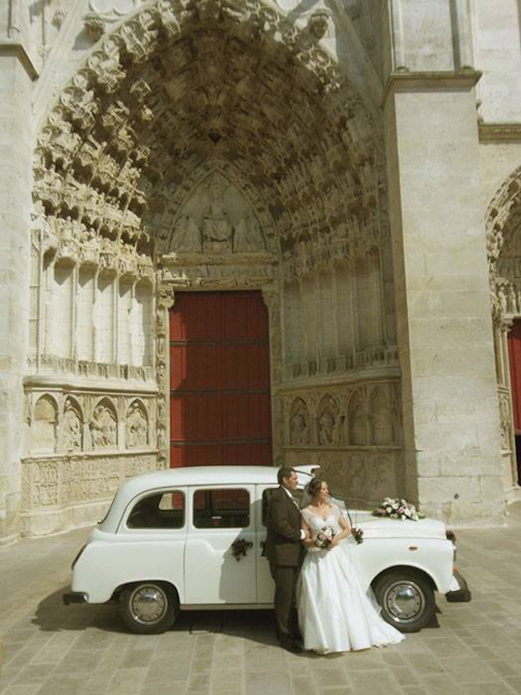 taxi anglais blanc avec les mariés sur le parvis de la cathedrale d'auxerre