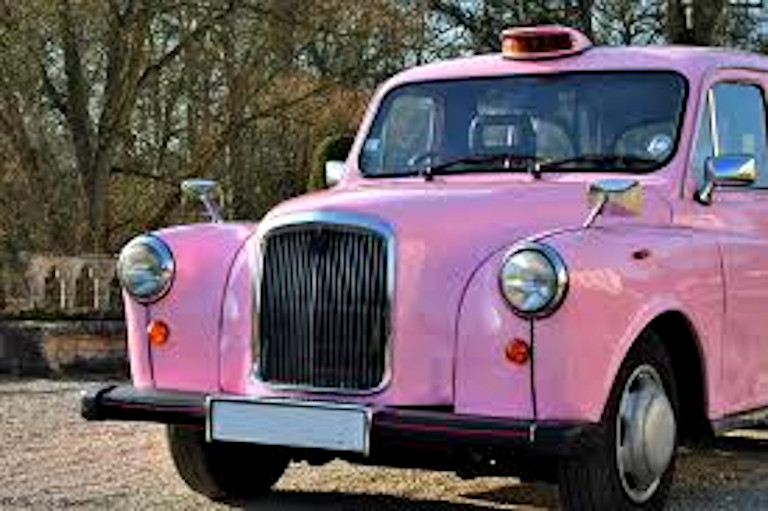 taxi anglais rose retroviseurs chromes sur ailes avant.