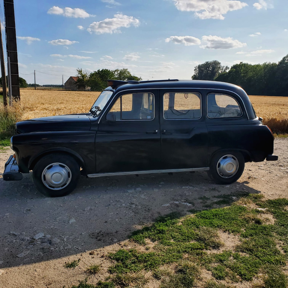 taxi anglais noir vue de face et des deu cotés